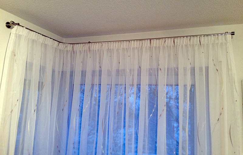 Internal run curtain rod bent in L-shape, wall bracket system 'sont', roundabout trouble-free way of the curtain